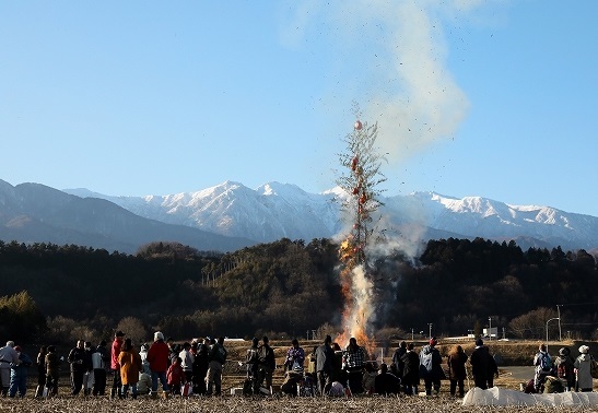 どんど焼きの煙が上がっている写真です