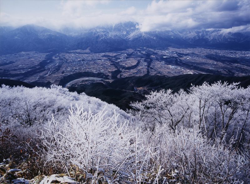 陣馬形山頂から見る伊那谷の風景の写真です