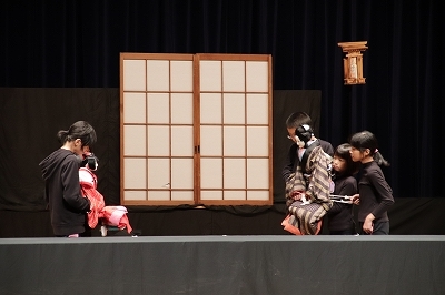 西小学校 中川人形クラブによる公演の写真